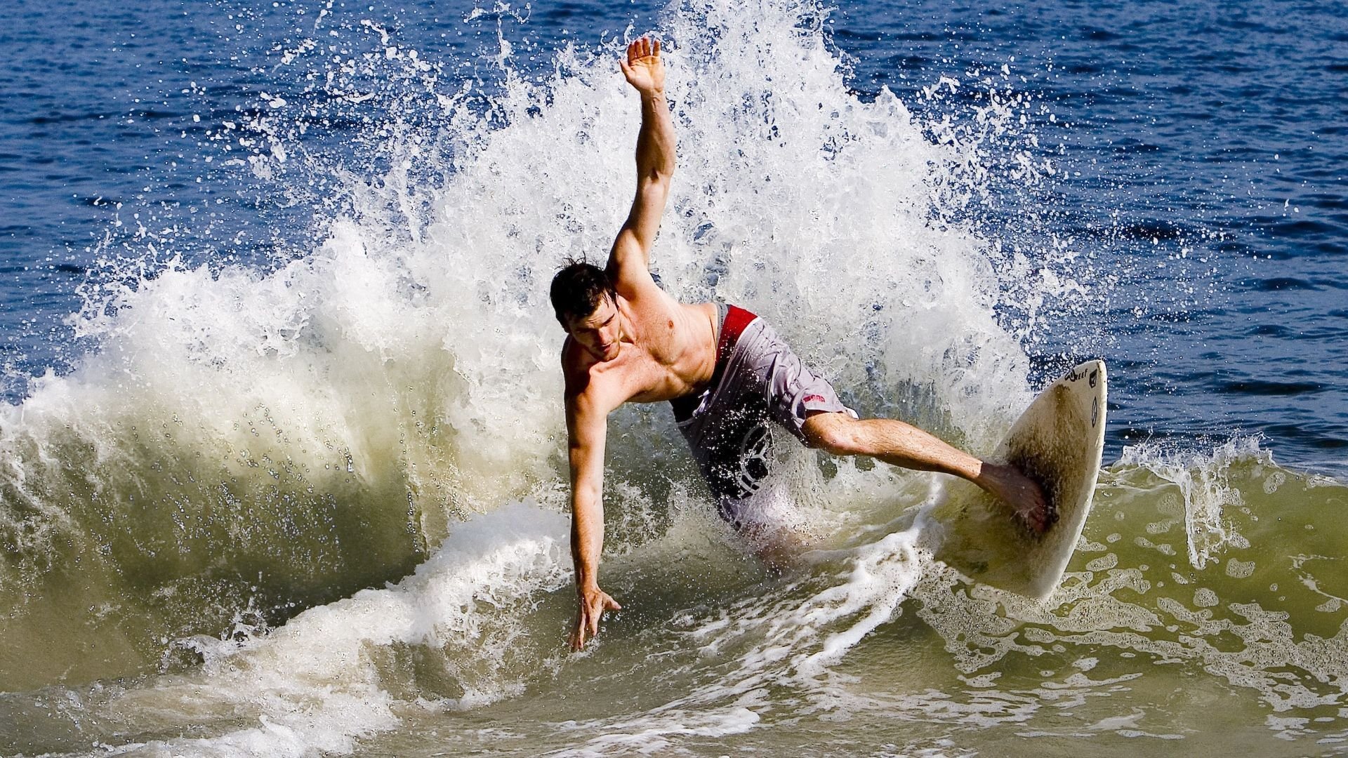 开云官网入口注册-英超战火纷飞：每一次攻门都扣人心弦，英超战术分析